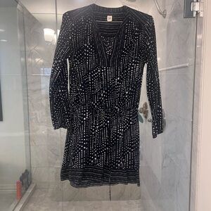 GAP navy and white dress with elastic sleeves and drawstring waist.